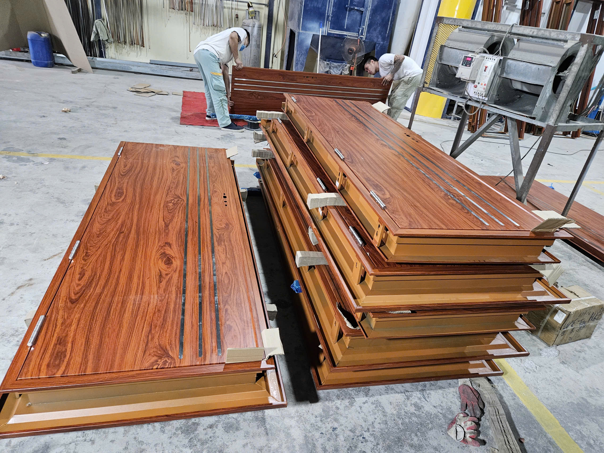 giá thành sản xuất cửa thép vân gỗ