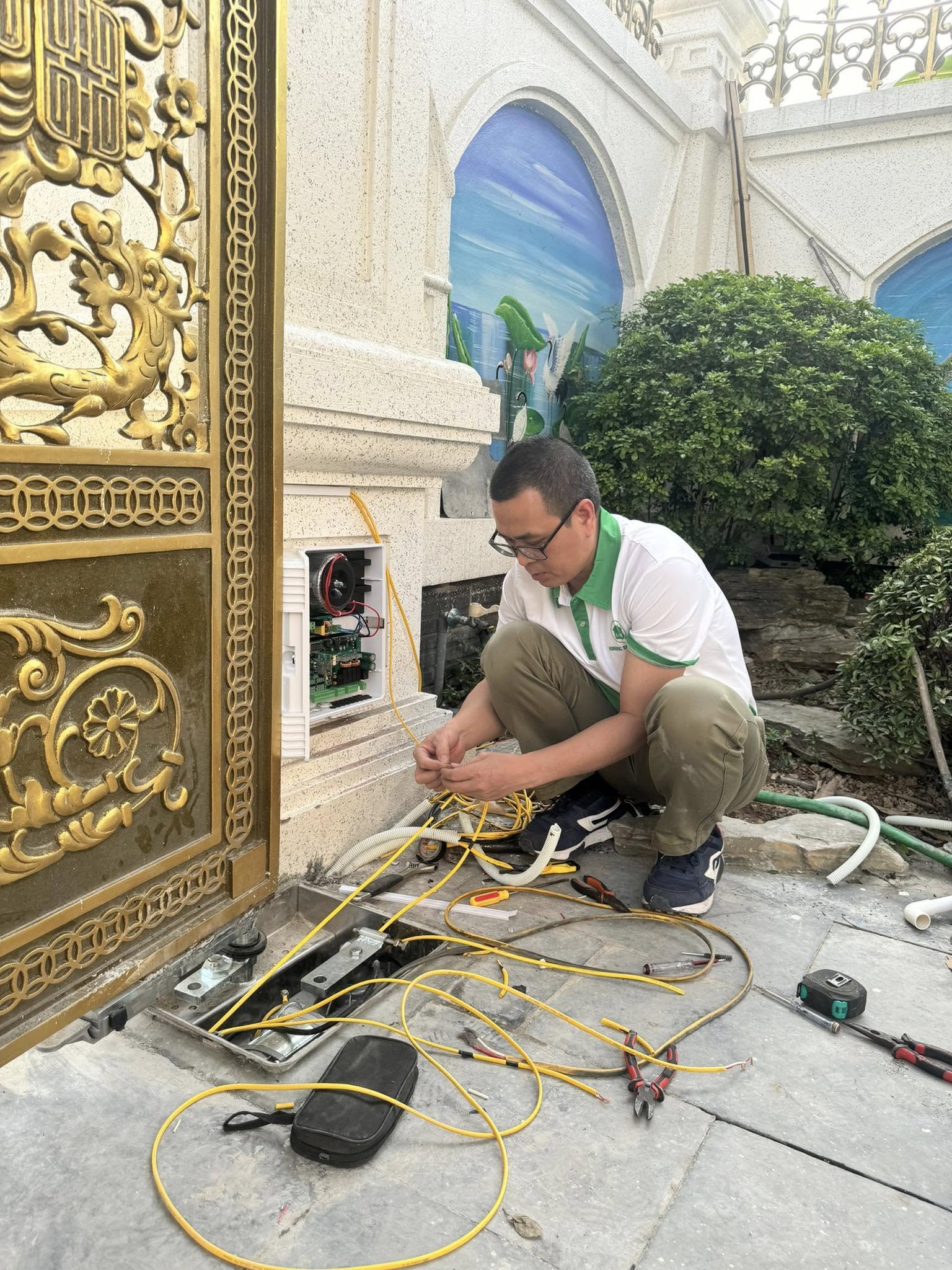 Lắp Đặt Cổng Tự Động Cho Biệt Thự Gia Đình Tại Cửa Hoàng Gia  