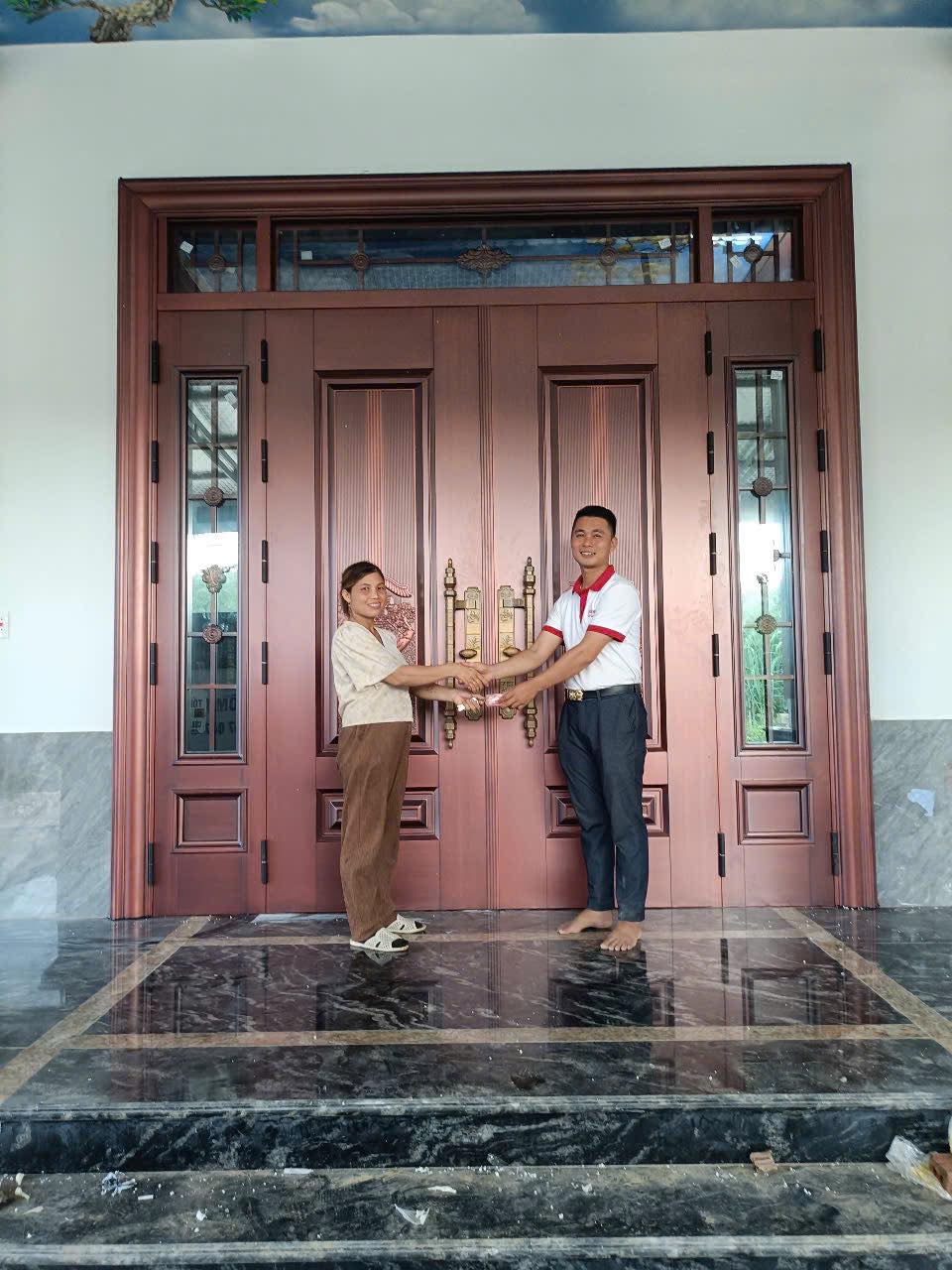 cua thep 4 canh kinh (6)
